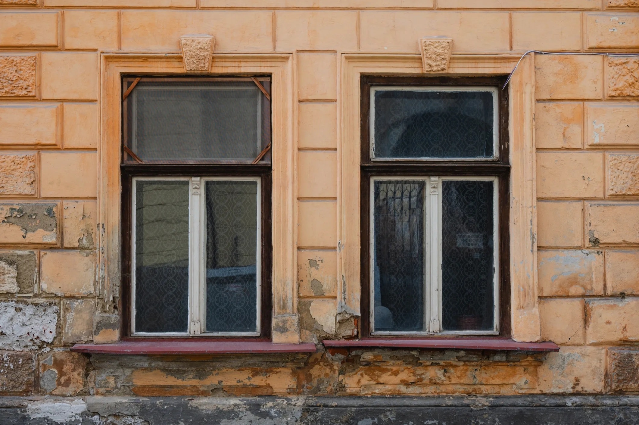 Old worn windows before replacement